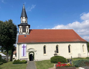 St. Thomas Kirche Pechau, geschmückt zur 800-Jahrfeier im September 2021