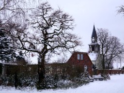 Kirche St, Thomas Pechau im Winterkleid, Foto Haunert