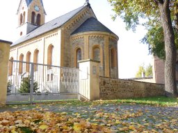 Kirche St. Georg Calenberge im Herbst, Foto Grzelka